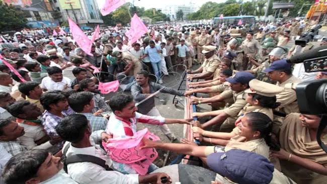 A large Telangana protest facing police barricades